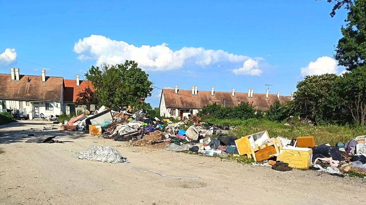 Pápa új látványossága? Szeméthegy nőtt a Rigó-lakótelepen