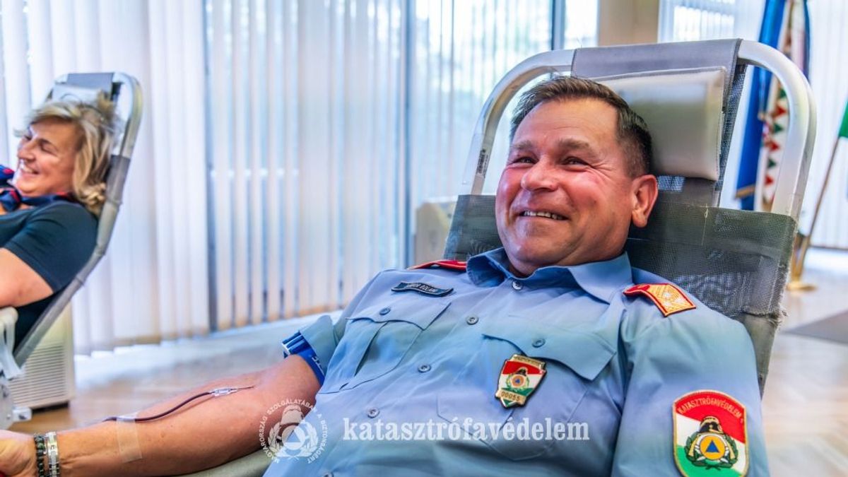 Tűzoltók a véradás élvonalában: országos akció indult a katasztrófavédelem részvételével (galéria)