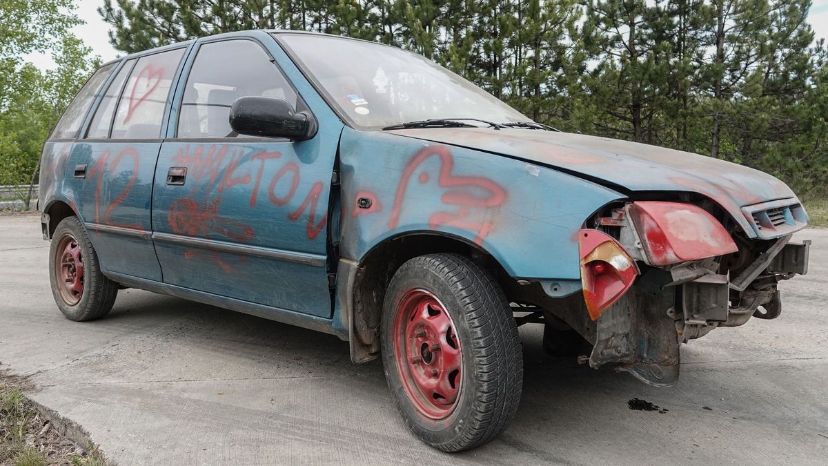 Rejtélyes Suzuki-roncs áll a 8-as út mellett, üzenetek borítják (+videó, fotók)