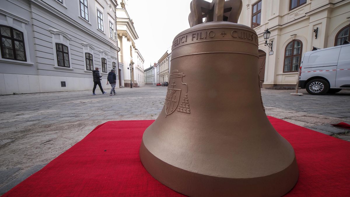 Újra három harang szól majd a veszprémi piarista templomban (képgaléria)