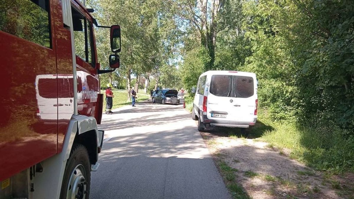 Lesodródott a 71-esről egy autó, mentő vitte el a sofőrt +helyszíni fotók