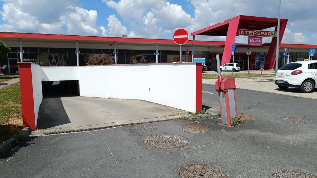 Veszélyes közlekedés a parkolóban? Reagált a SPAR