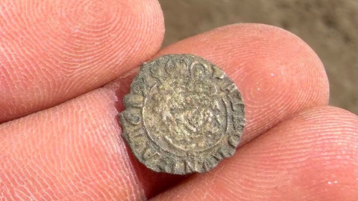 Török kori pénzérmék és római kori leletek kerültek elő Tapolca belvárosában (galéria)