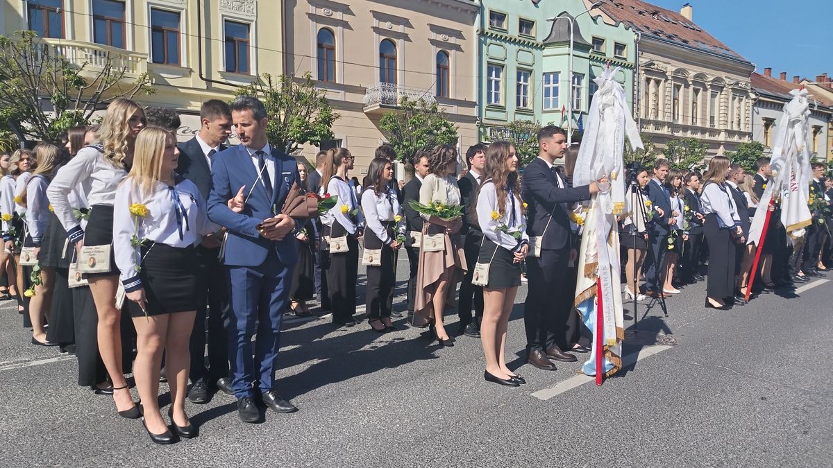Rajtatok múlik az ország sorsa – Tapolcán is elballagtak a középiskolások (galéria)