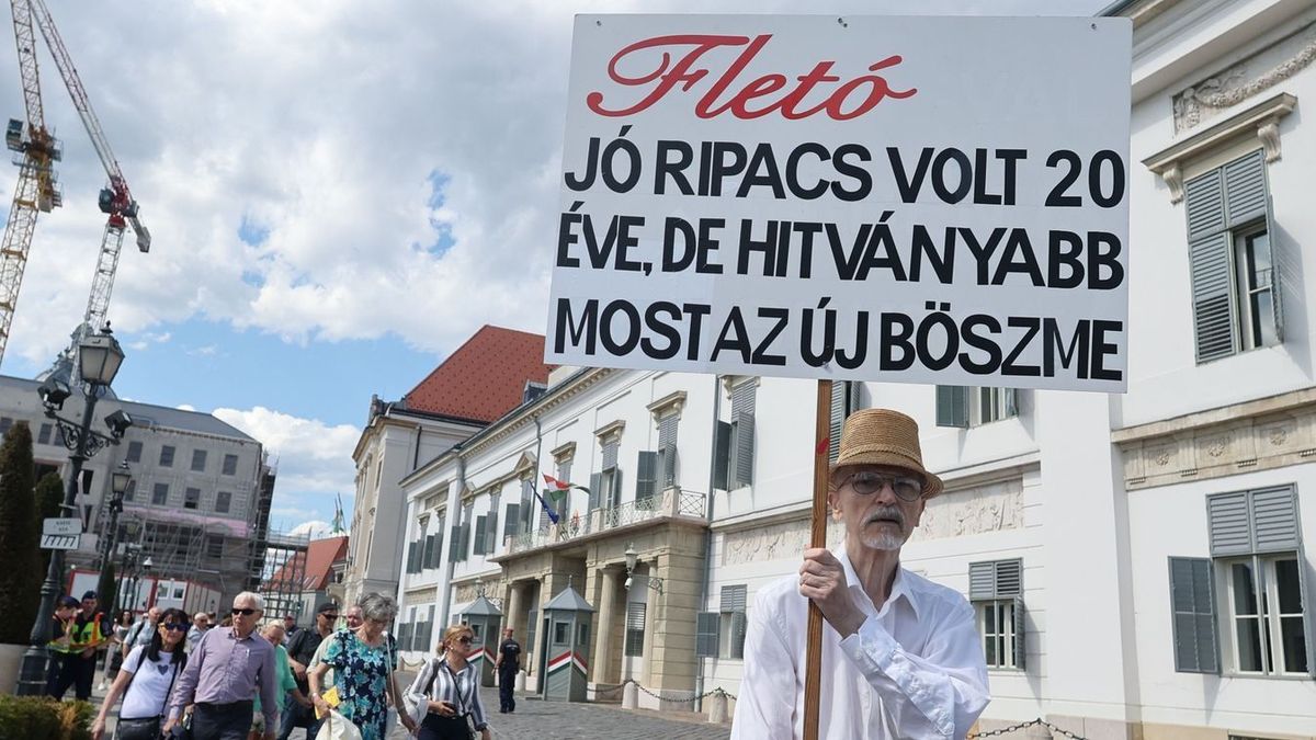 Elkezdődött a szimpátiatüntetés a Sándor-palotánál – Kövesse nálunk élőben!