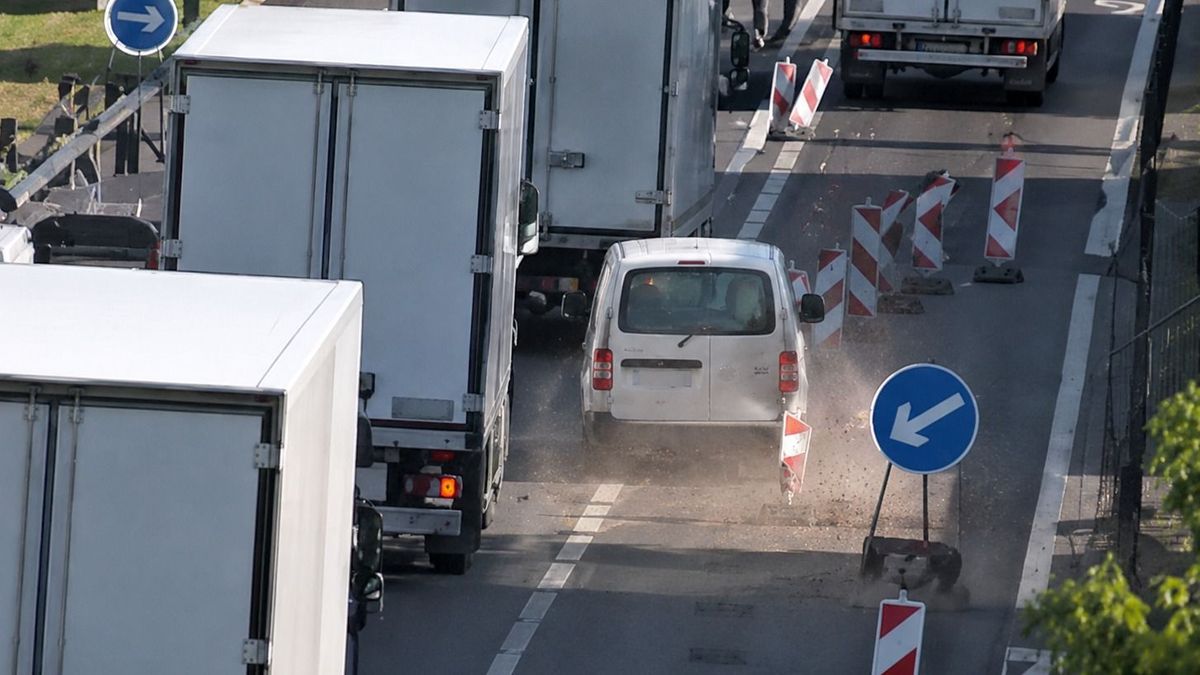 Repültek a bóják, majd egy kamionba csapódott a furgonos az M7-esen