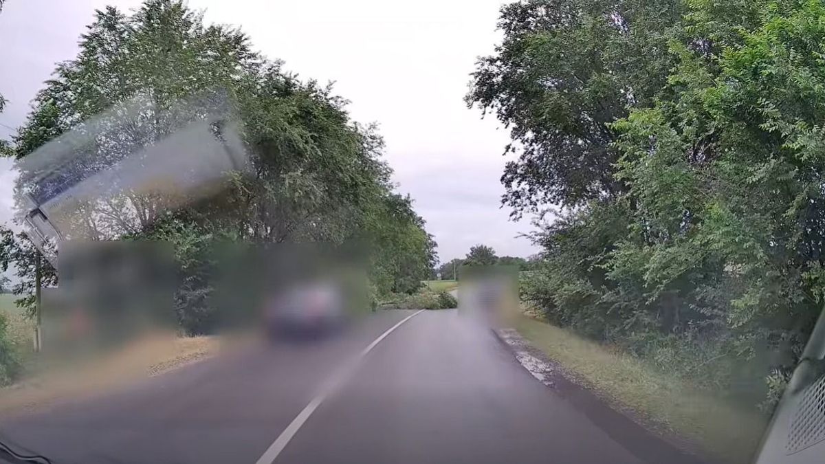 Egyetlen baleset, négy súlyos szabályszegés: életveszélyes állapotban vitték kórházba a sofőrt (videó)