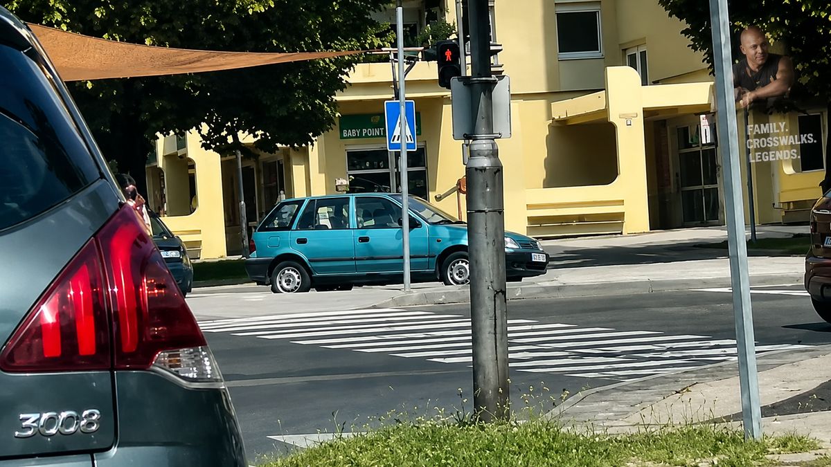 Vin Diesel megirigyelné ezt a manővert: újabb ajkai járda-versenyző bukkant fel +videó