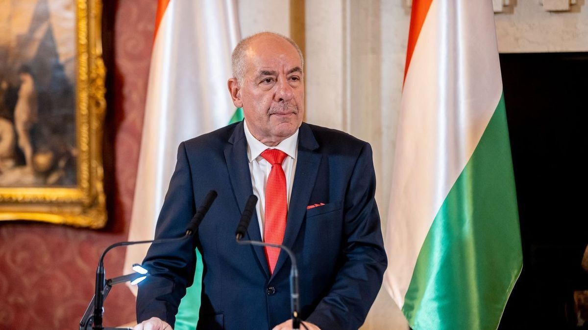 Szimpátiatüntetést tartanak az állami intézményvezetők mellett a Sándor-palotánál