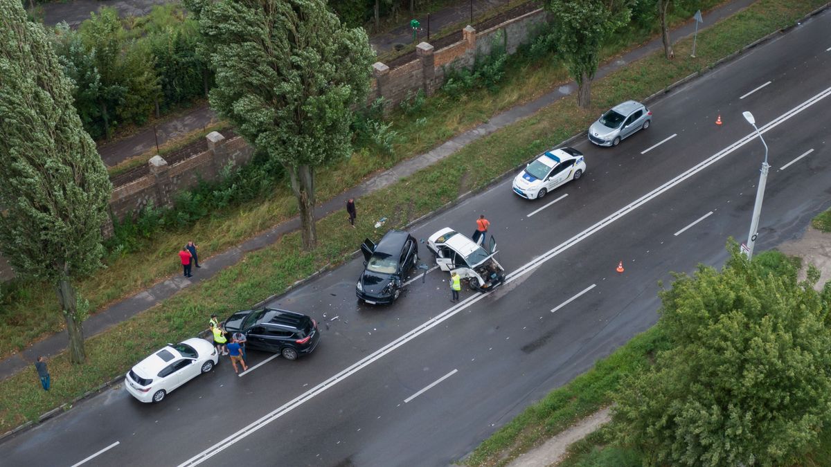 Mentőhelikopter szállt le az M1-esen: négy autó rohant egymásba Bicskénél