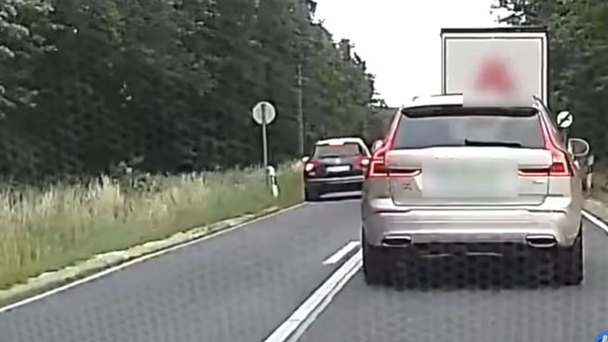 Hajmeresztő jelenet Pápakovácsi közelében: az árokba menekült a sofőr a frontális ütközés elől +videó!
