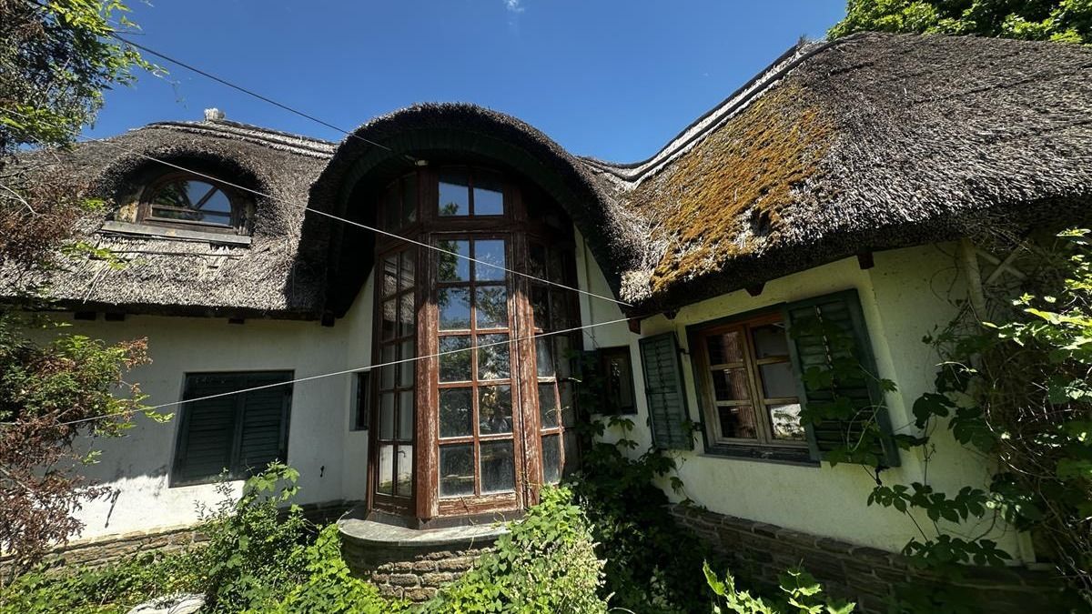 Árulják a Balaton-felvidék nádfedeles kincsét, fotón az ösvényekkel övezett nyaraló