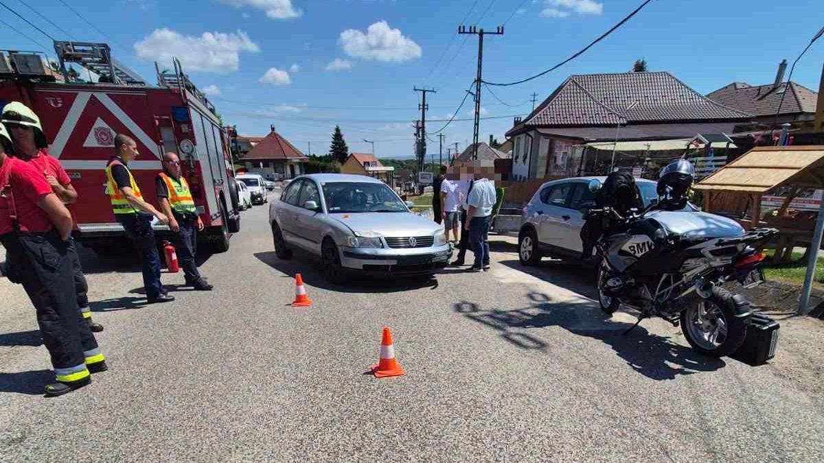 Újabb baleset történt a Bakonyban: egy gépkocsi és egy motoros ütközött +helyszíni fotók