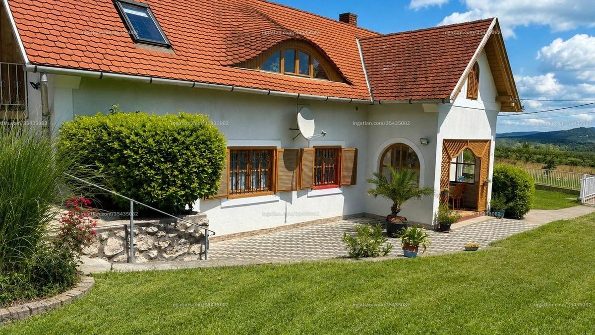 Ilyen egy balatoni panorámás álomnyaraló, de megkérik az árát (+ galéria)