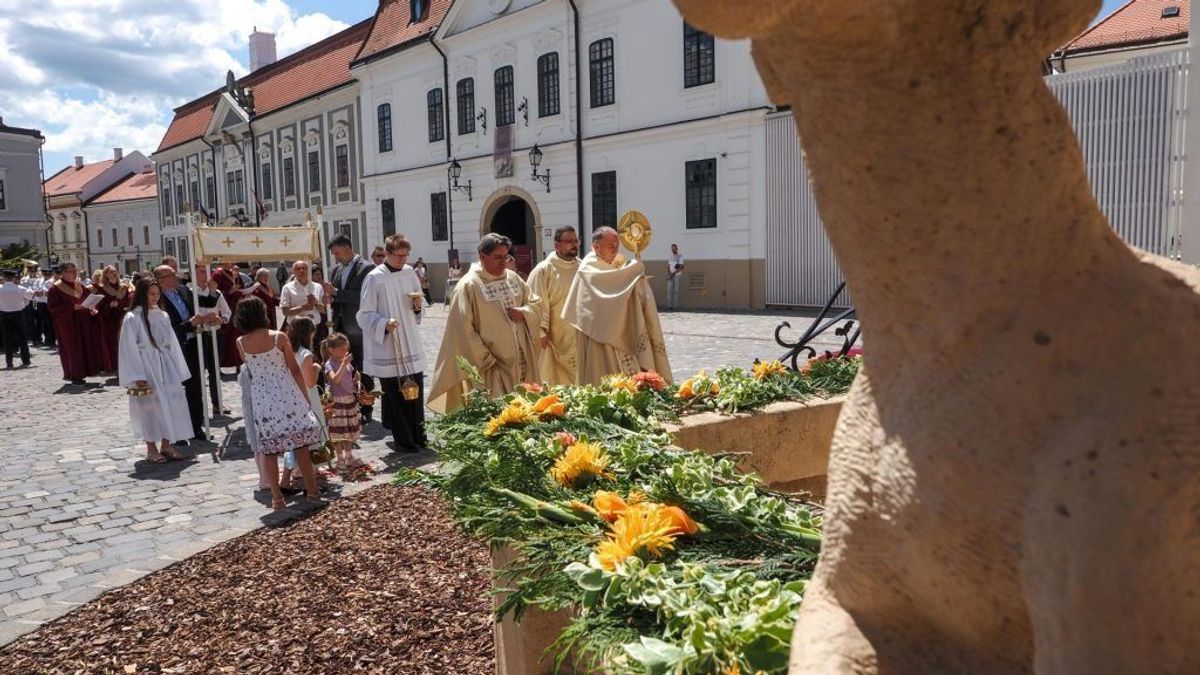 Úrnapi körmenettel ünnepeltek a hívek a várnegyedben