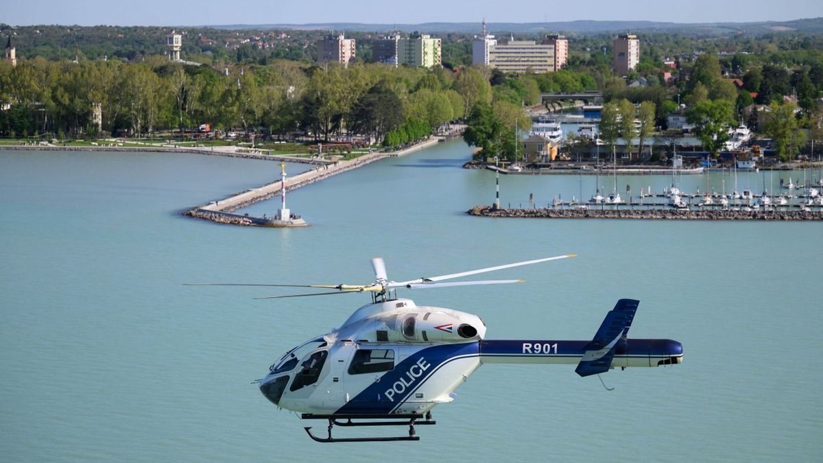 „Ki gépen száll fölébe" – A balatoni szezonra készülnek a légirendészet helikopterpilótái (+fotók)