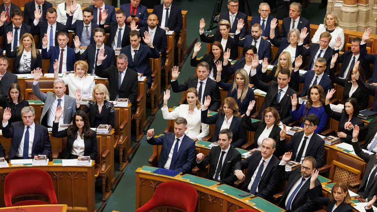 Visszakozik a Tisza Párt, egyelőre nem szavaz az Országgyűlés a lex Orbánról