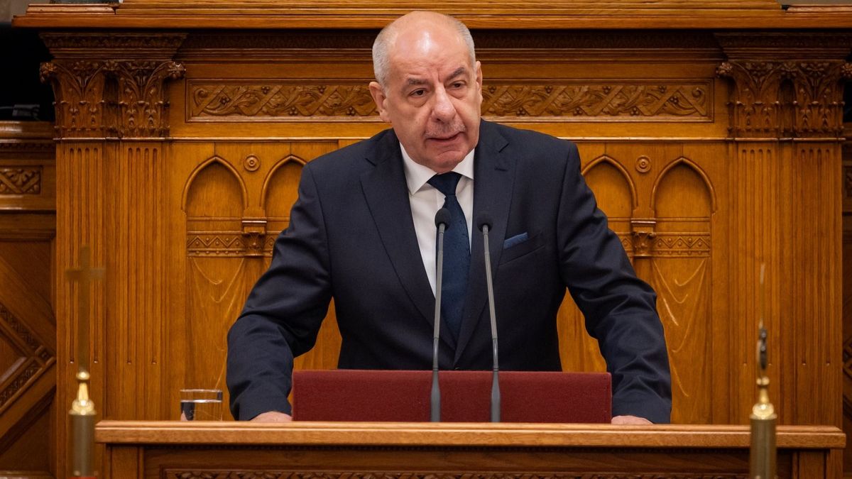 Tüntetés Suyok Tamás mellett: Fontos üzenetet küldtek a szervezők