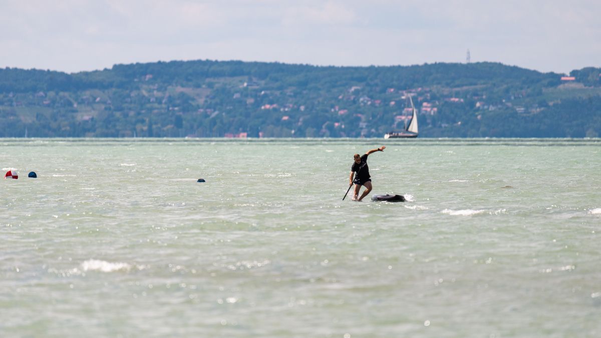 Kis híján a Balatonba fulladt egy 81 éves szörfös, a vízirendőrök mentették ki