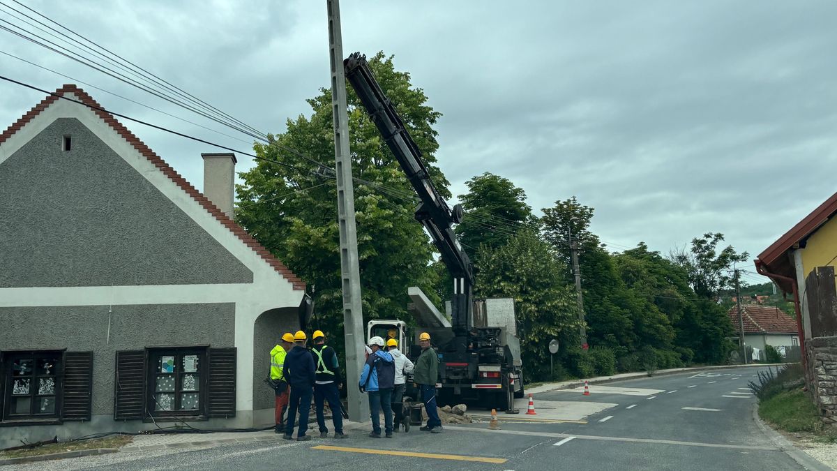 Vezessen óvatosan! Nehezen belátható kanyarban dolgoznak Felsőörsön +fotók, videó