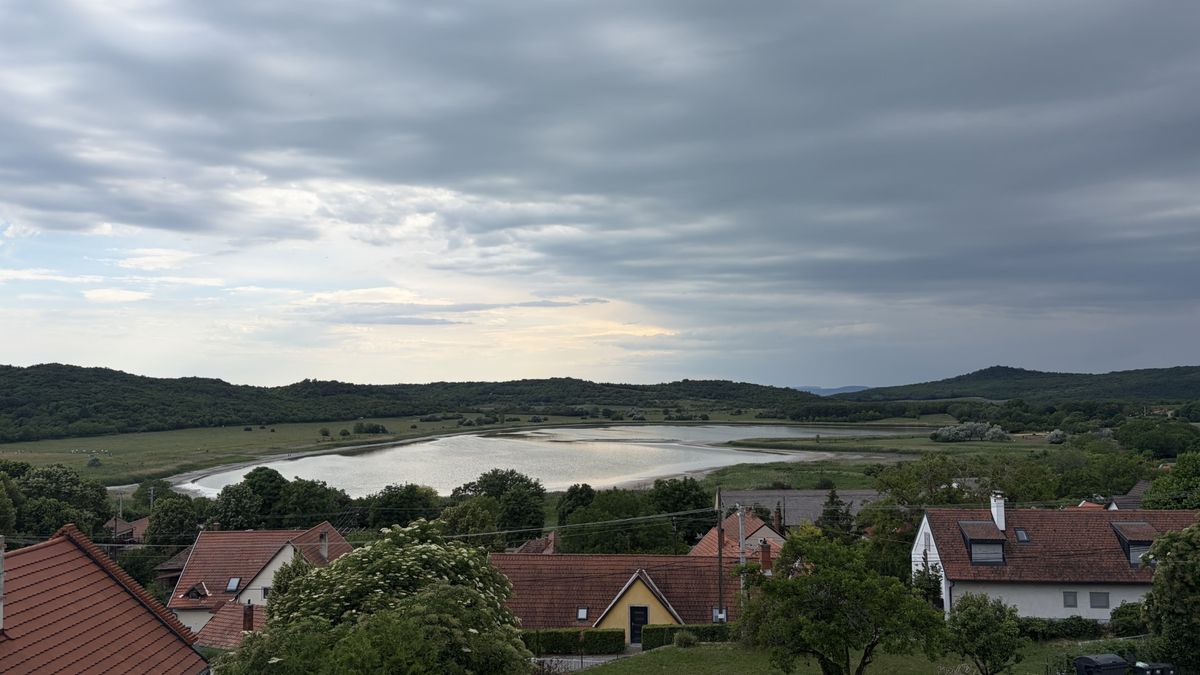 Megállt a halpusztulás, de fontos figyelmeztetést kaptak a Balatonnál kirándulók