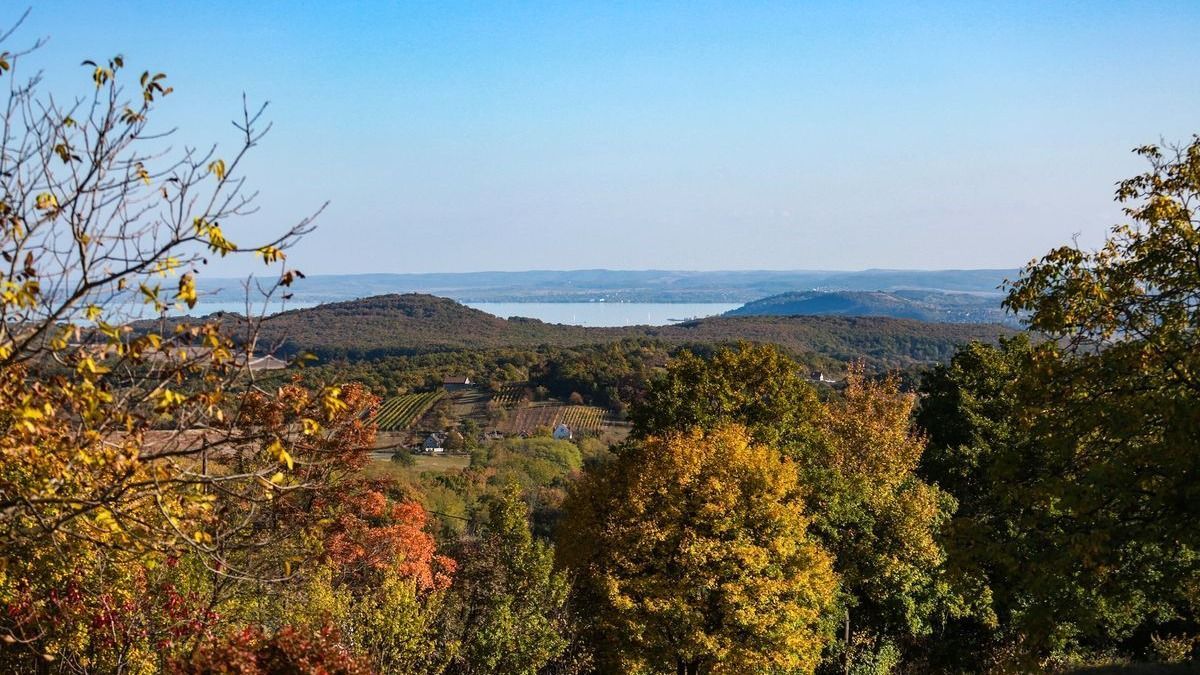 Ez a három eladó balatoni telek maga a nyugalom szigete, fotókon a páratlan panoráma