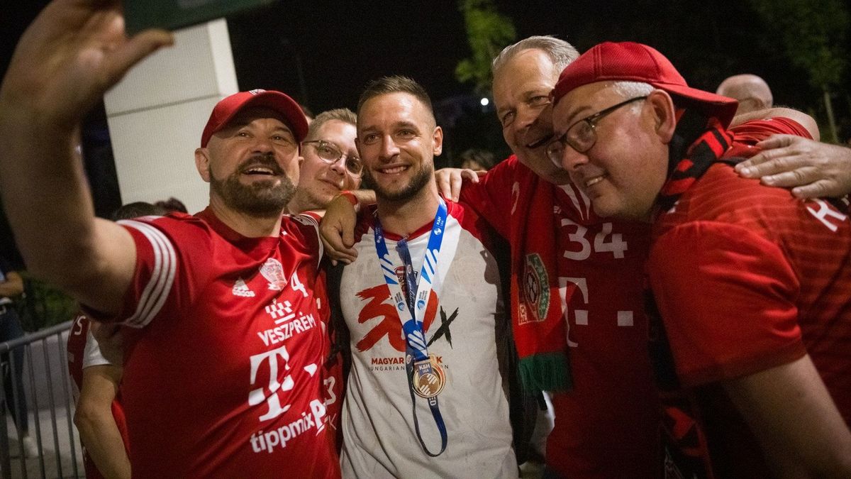 Váratlan „támadás” érte a veszprémi kézilabdázót a belvárosban (+ videó)