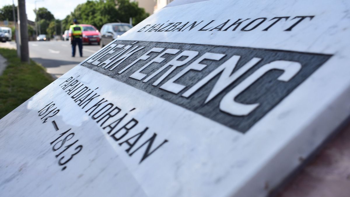 Új helyre került Deák Ferenc emléktáblája