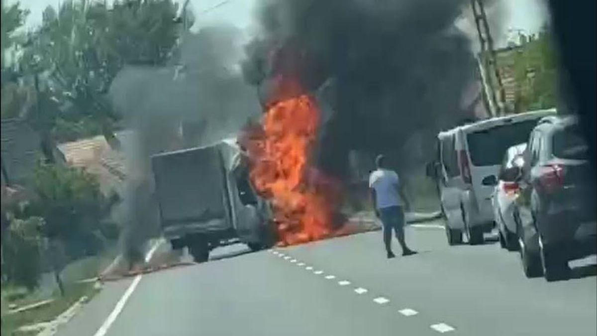 Kigyulladt egy kisteherautó a 8-as főúton (+helyszíni fotók)