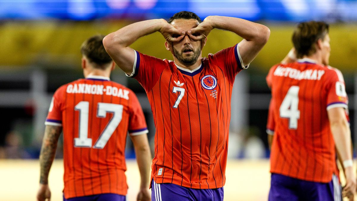 Ritkán ünnepelnek így rendőrt a futballszurkolók: vb-sztár lett az amerikai biztos úrból (+ videó)