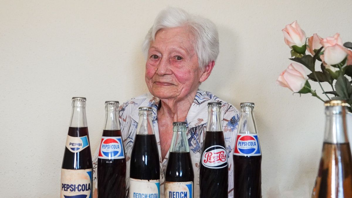 56 éve gördült le az első Pepsi a badacsonytomaji üzemből, ma is őrzi Irénke néni +galéria