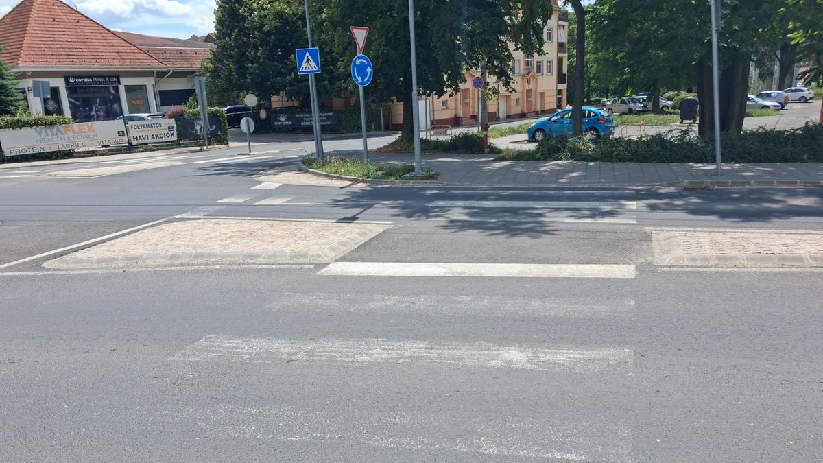 „Míg valakit el nem csapnak” – a pápaiak jelezték a veszélyt, most súlyos gázolás történt