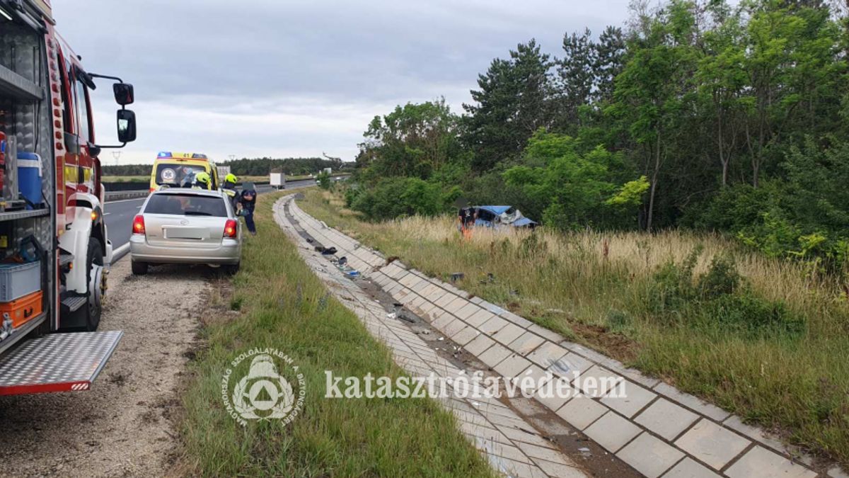 Döbbenetes fotók a litéri balesetről: átszáguldott az árkon