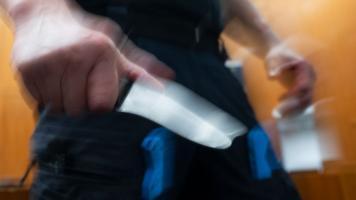 Fényes nappal, az utcán késeltek meg egy fiatal lányt
