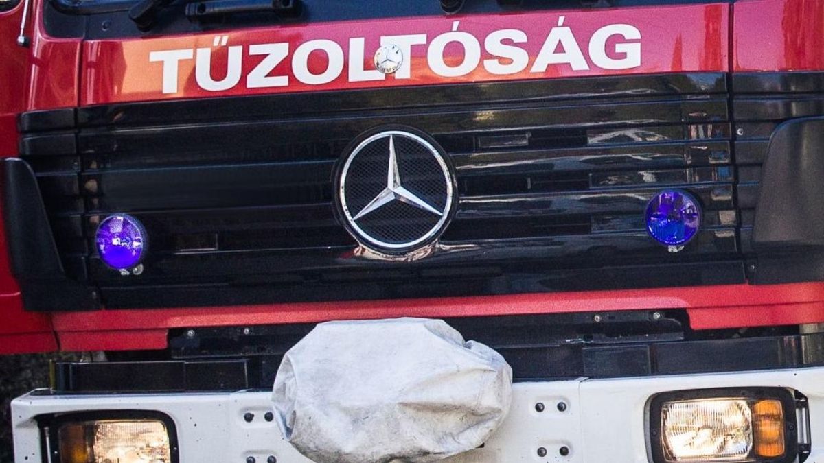 Kigyulladt családi házhoz riasztották a tűzoltókat Sümegen, lángolt a tető