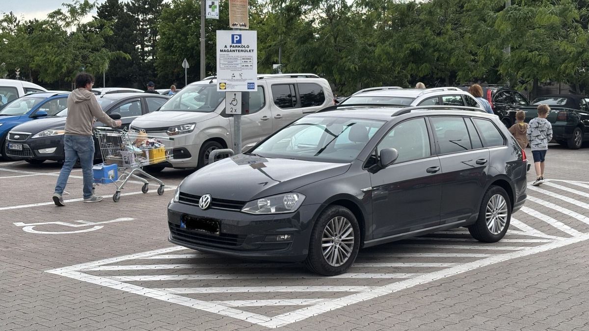 Kreatív parkolásból ismét jelesre vizsgáztak egyes veszprémi autósok (+fotók)