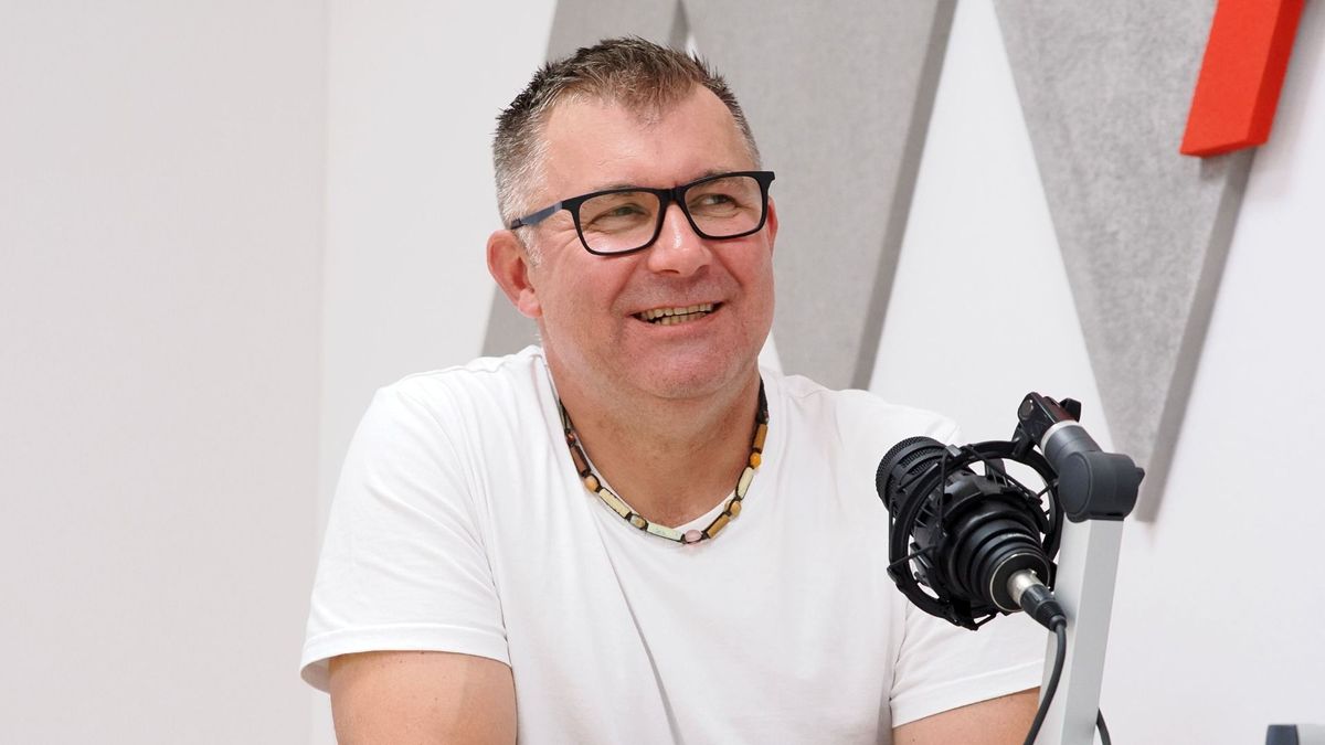 Balatonfűzfő arculatát is formálja P. Kovács Péter vasszobrász (podcast)
