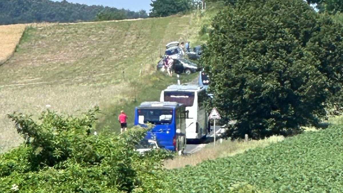 Négy autó karambolozott a 77-es főúton, teljes útlezárás mellett folyik a mentés