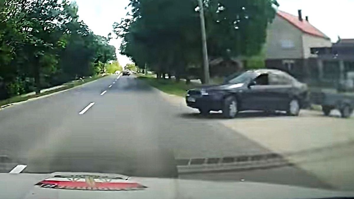 Hajszálon múlt az ütközés: majdnem rendőrautónak hajtott egy sofőr (+videó)