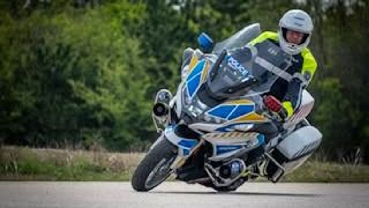 Videón a sofőr, aki a motoros rendőr orra előtt vette semmibe a közlekedési szabályokat