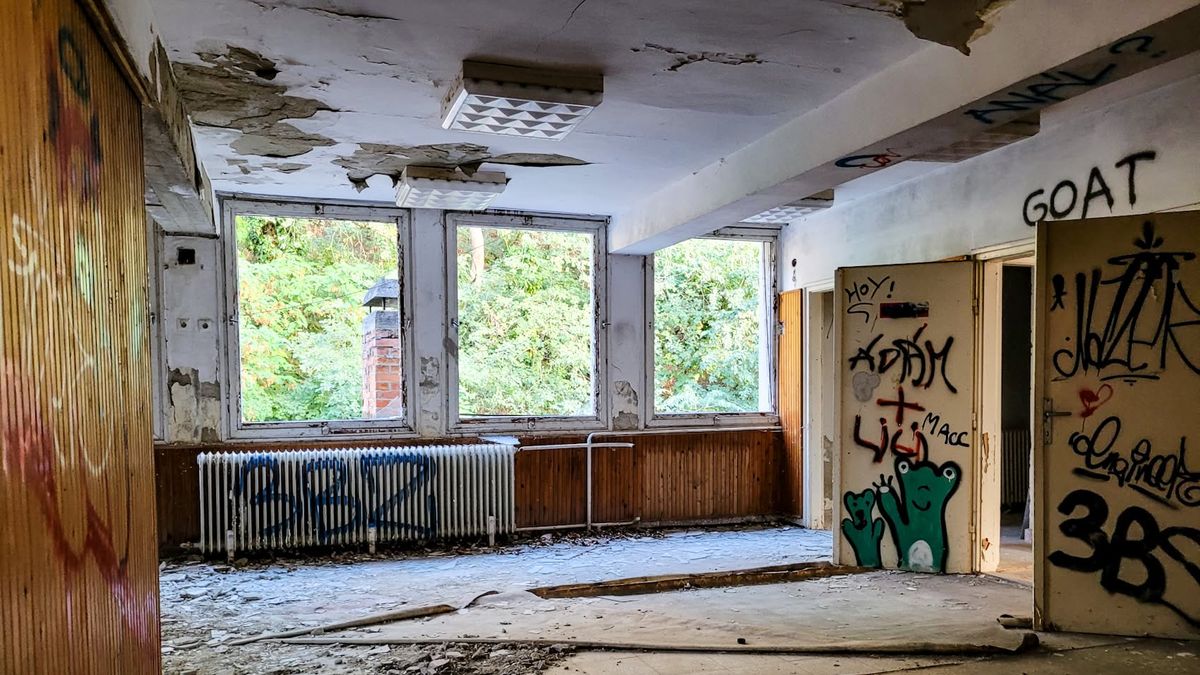Nem segített a kamerázás: vandálok gyalázták meg a szebb napokat látott balatoni üdülőt +fotók