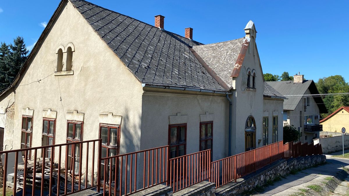 10 éve senki sem lépett be: titkokat rejt a bakonyi vár lábánál álló elhagyott iskola (galéria, videók)