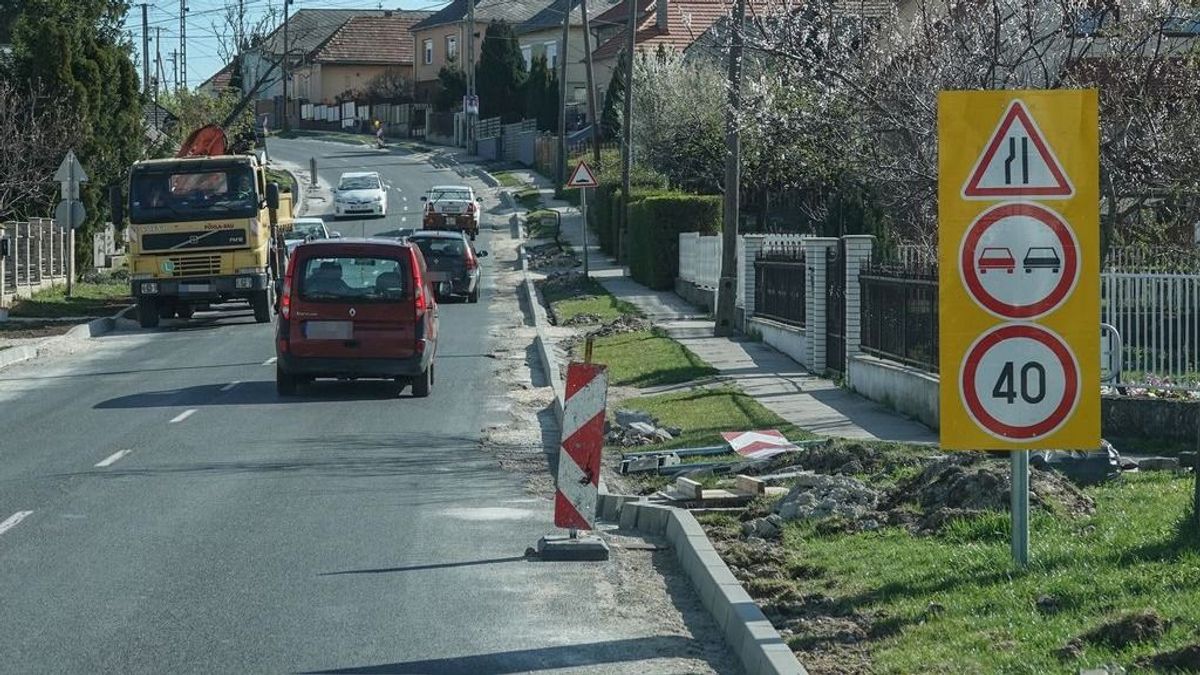Megint teleszórják a fontos bakonyi utat 30-as, 40-es táblákkal, félpályás útlezárások lesznek