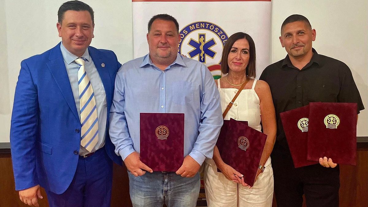 Elismerések sorát kapták a pápai mentők