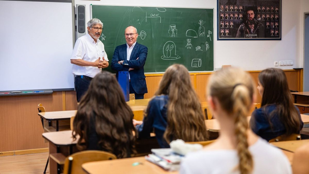 Váratlan vendég érkezett Katanics Sándor utolsó tanórájára a Lovassyban