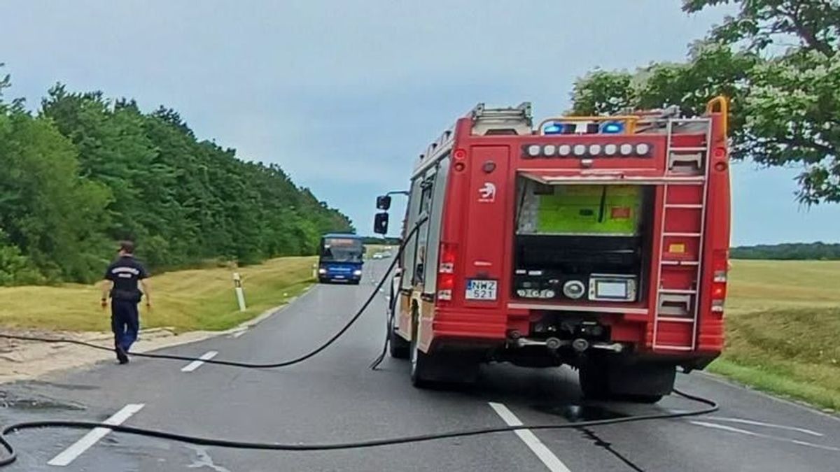 Kigyulladt személyautó akadályozta a forgalmat a 83-as főúton +fotó