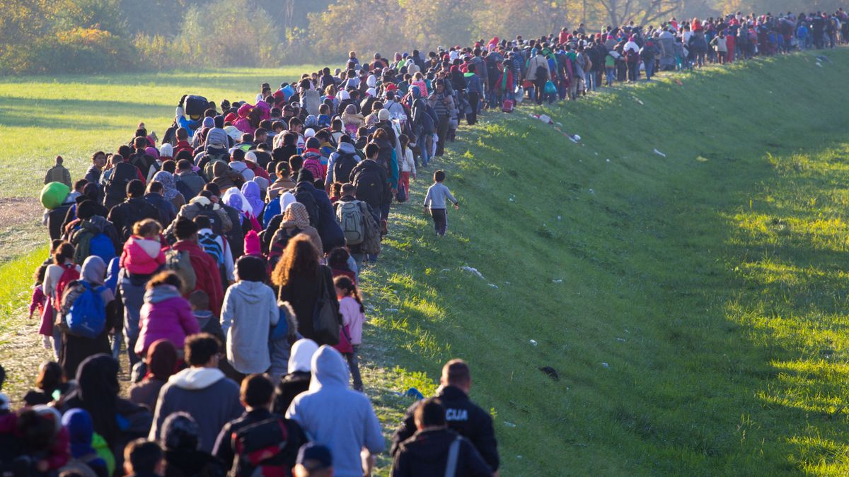 Péntektől életbe lép a migrációs paktum (videó)