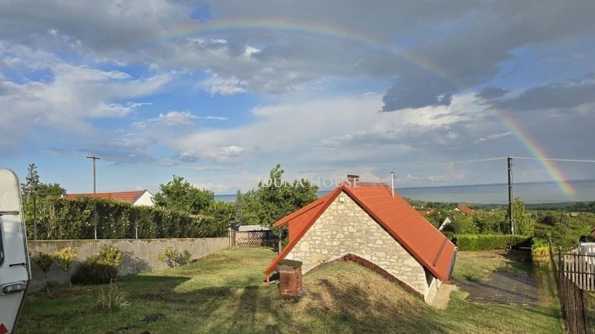 Panoráma a szivárvány tövében: ritka nyaralót kínálnak a Balaton közelében (+fotók)