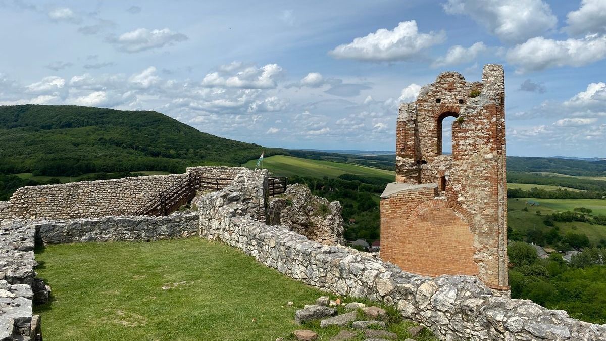 Rablók fosztogatnak ősi halomsírokat, sánccal védett falvakat, de régészek is nyomon vannak (galéria)