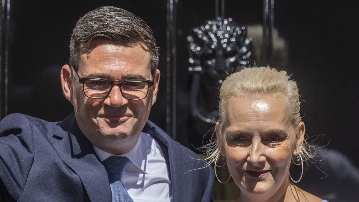 A brit miniszterelnök felesége ország-világ előtt randizott mással, miközben már Andy Burnham volt a párja + videó